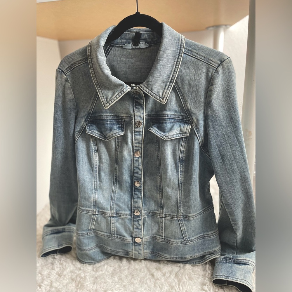 Fitted denim jacket
